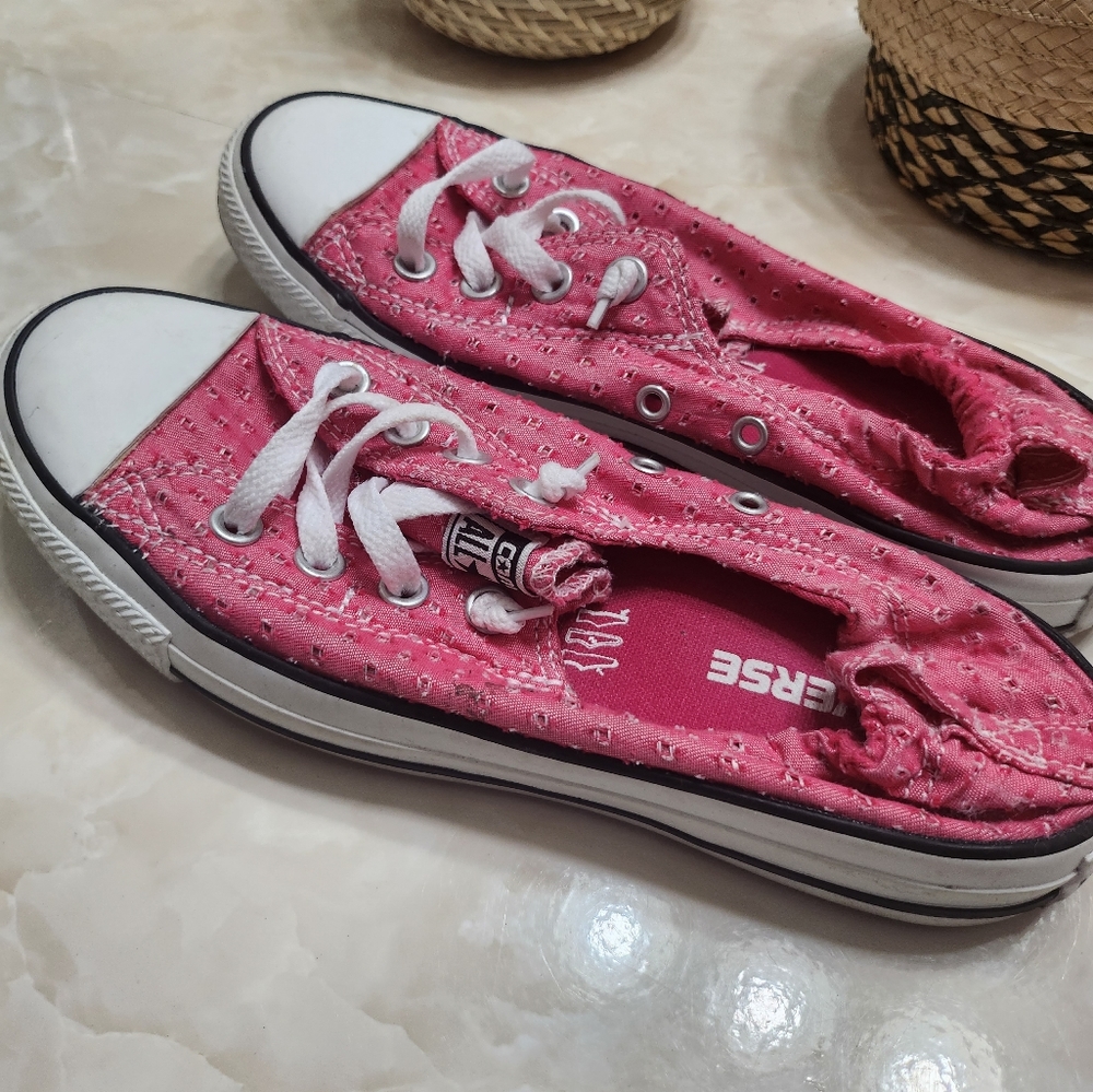 Red converse - Picture 2 of 3
